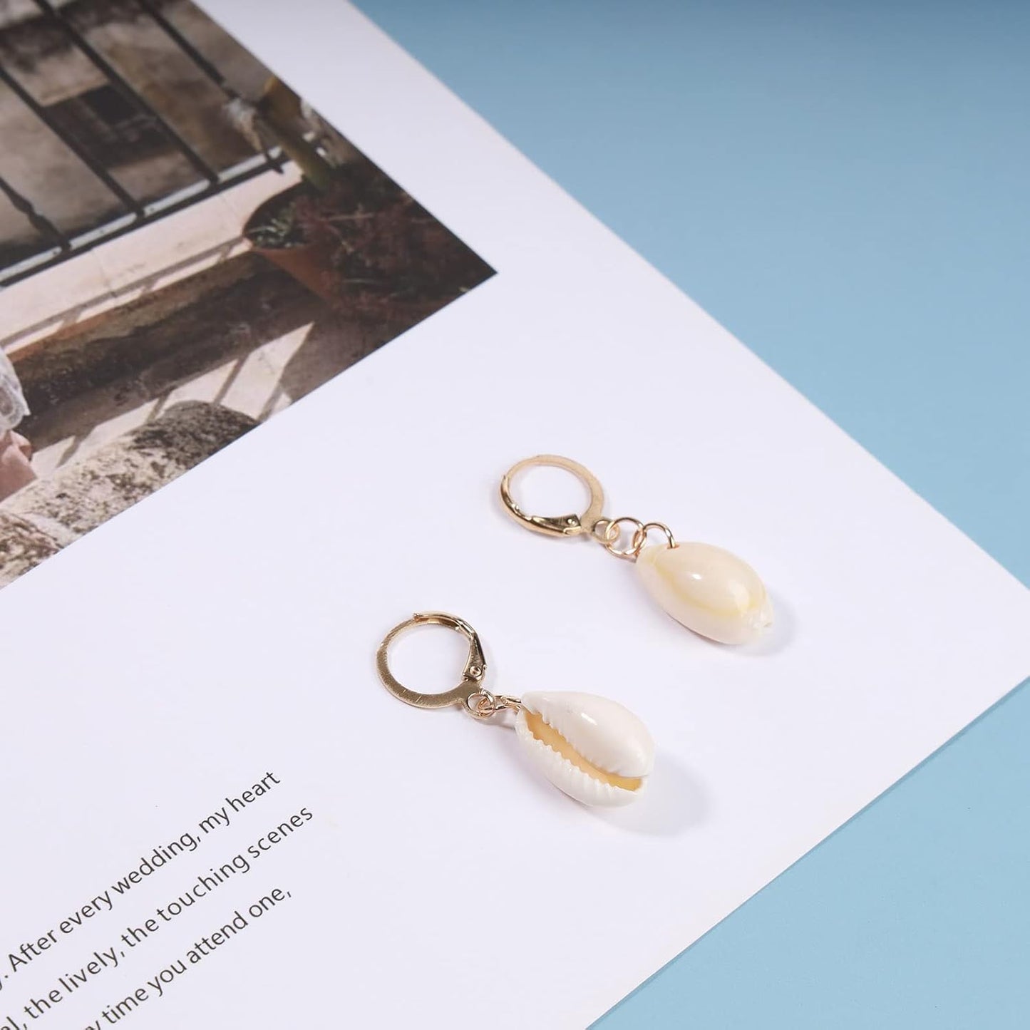 Natural Cowrie Shell Earrings Gold Boho Dangle Shell Drop Pendant Wedding Earrings Summer Beach Earrings Bridal Jewelry Gifts for Women and Girls