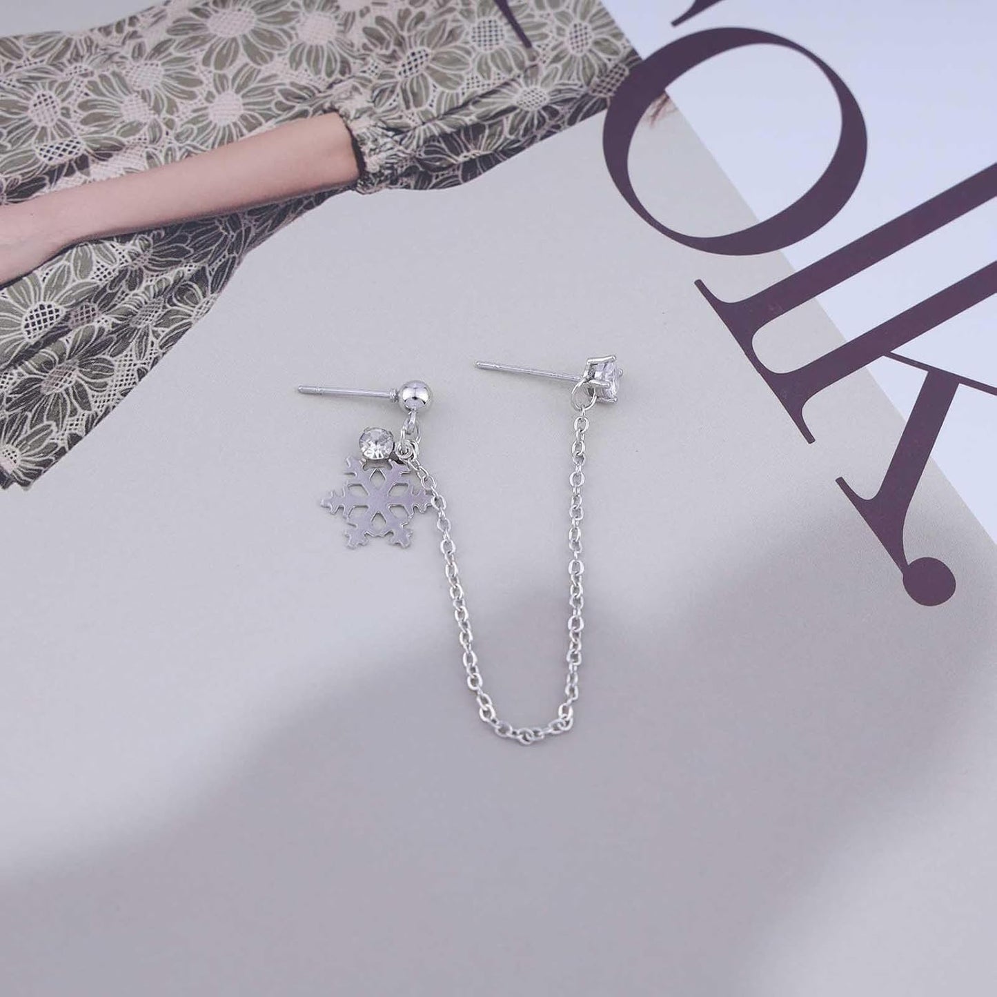 Vintage Crystal Snowflake Cuff Chain Earrings Cz Snowflake Drop Earrings Silver Rhinestone Ear Cuff Earrings Dangle Chain Wrap Cartilage Earring Jewelry for Women